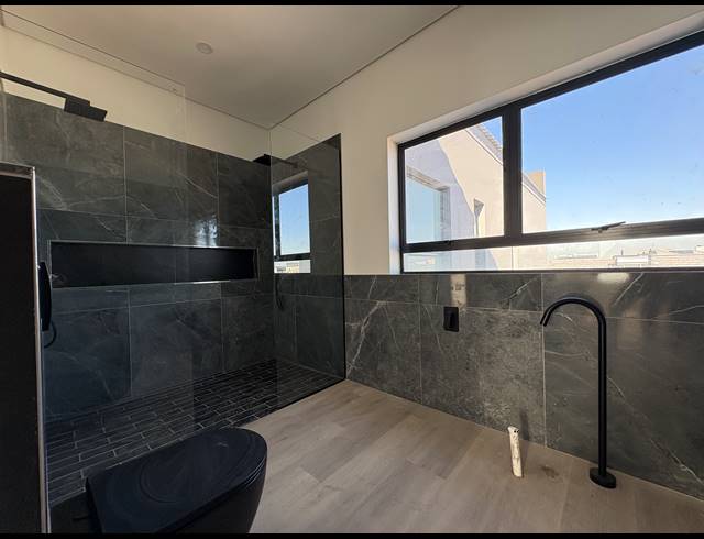 5 BEDROOM HOUSE FOR SALE IN SANDOWN